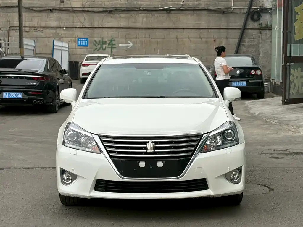 Toyota Crown 2015 — фото 2