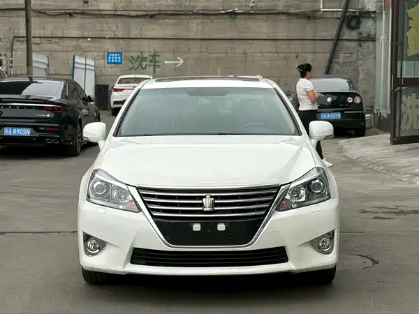 Toyota Crown 2015