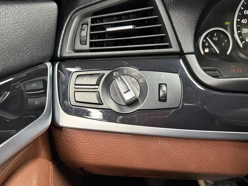 BMW 5 Series 2015 — фото 18