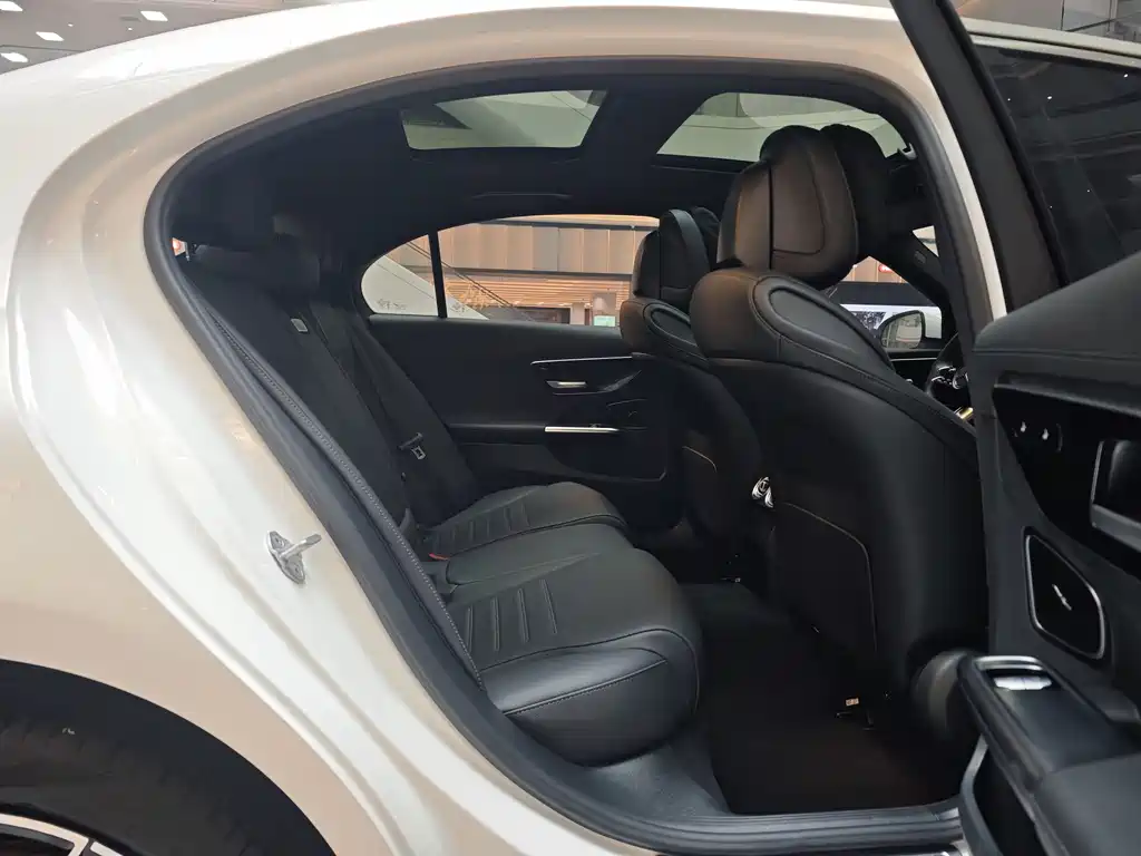 Mercedes-Benz C-Class 2023 — фото 10