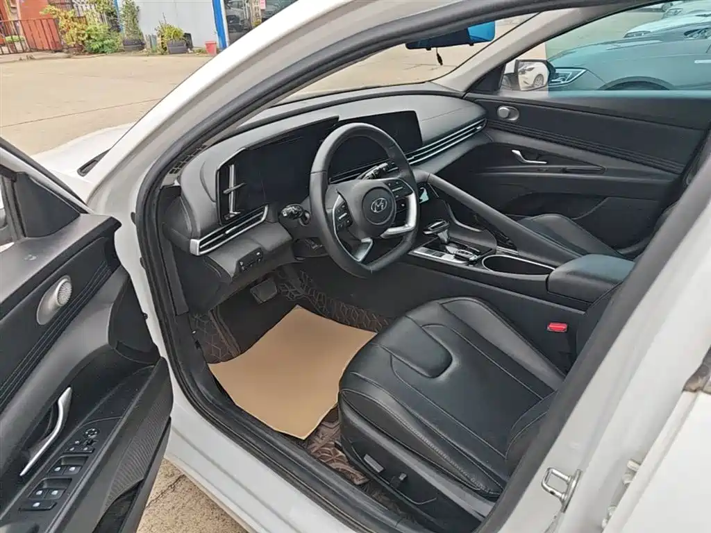 Hyundai Elantra 2023 — фото 16
