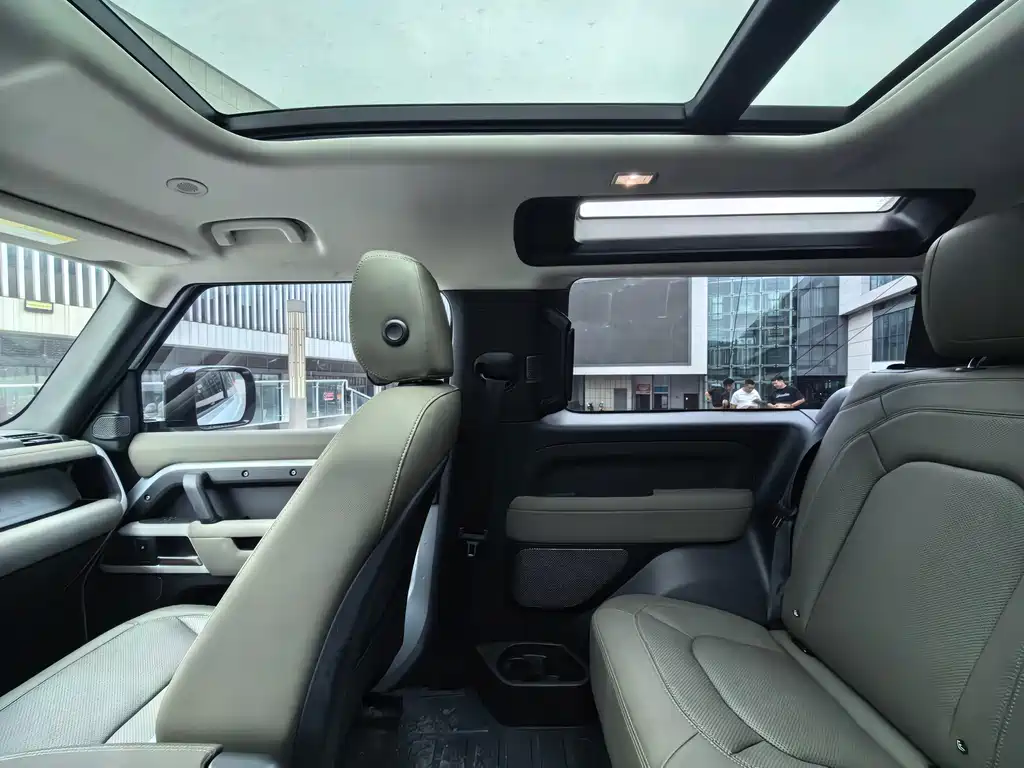 Land Rover Defender 2022 — фото 17