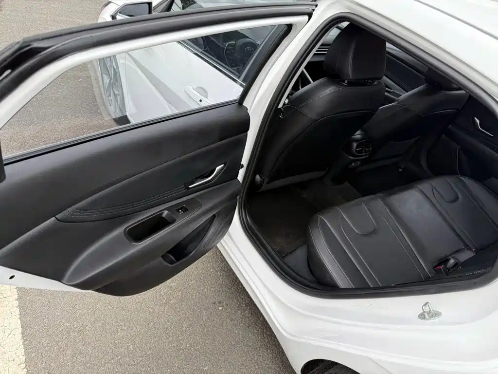 Hyundai Elantra 2023 — фото 8
