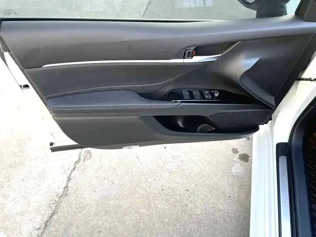 Toyota Camry 2023 — фото 17