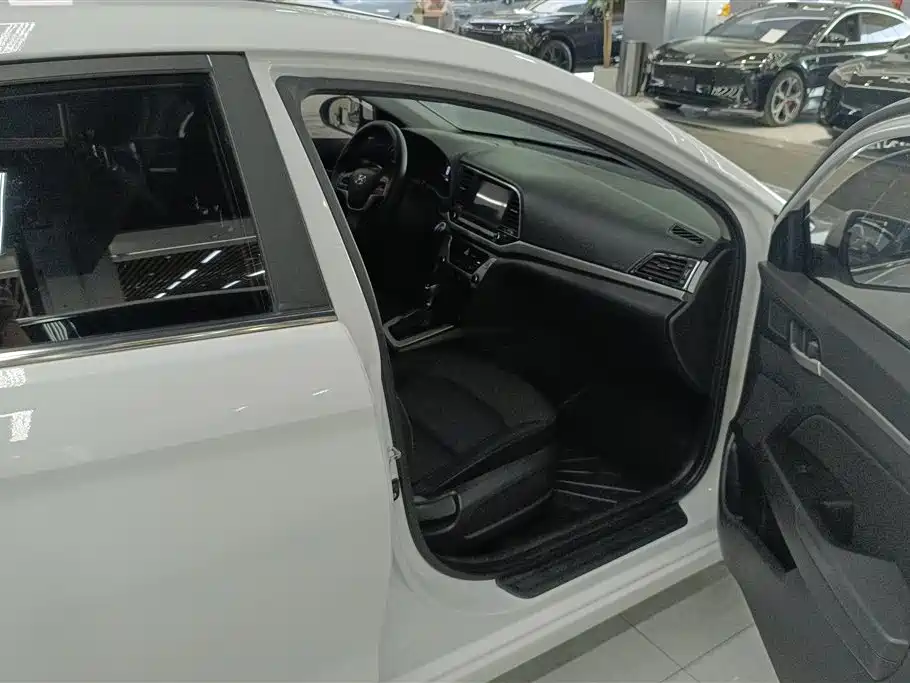 Hyundai Elantra 2018 — фото 8