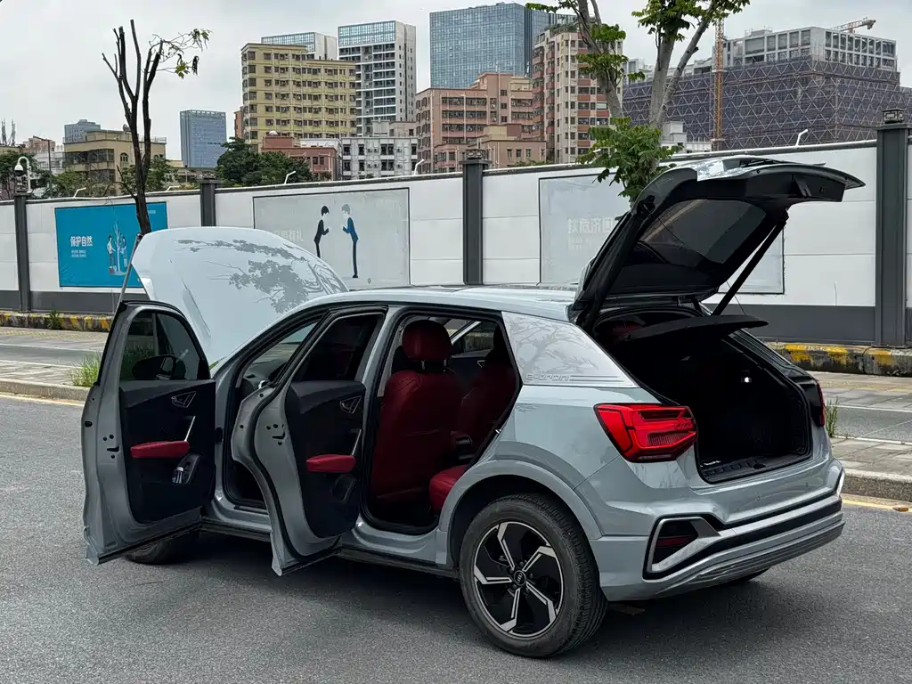 Audi Q2L e-tron 2022 — фото 28