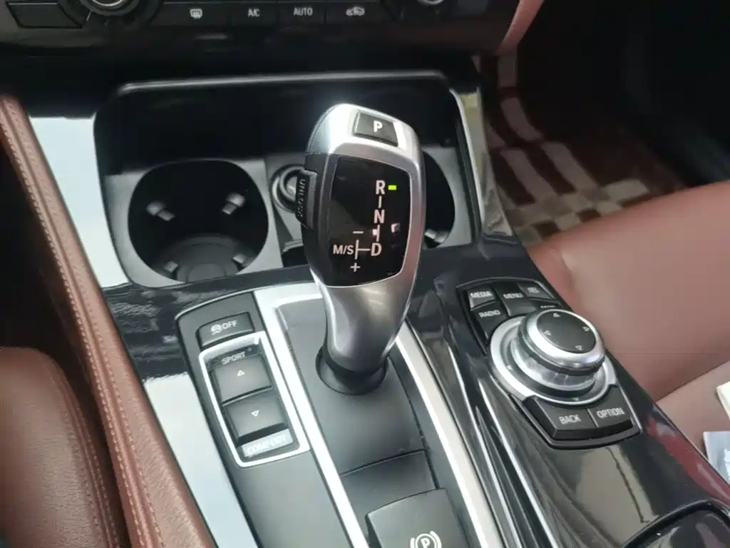BMW 5 Series 2016 — фото 14