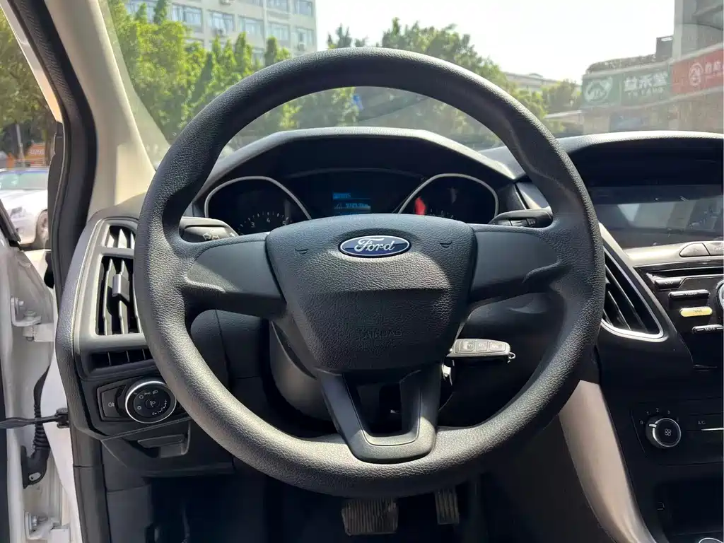 Ford Focus 2019 — фото 33