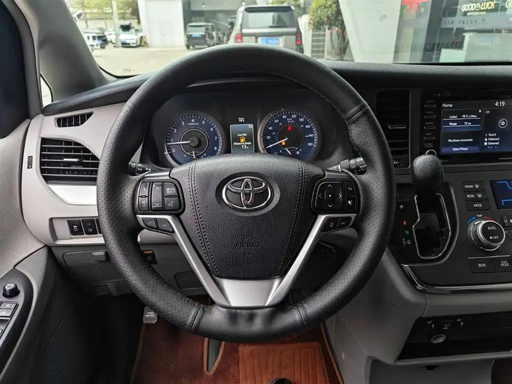 Toyota Sienna 2019 — фото 11