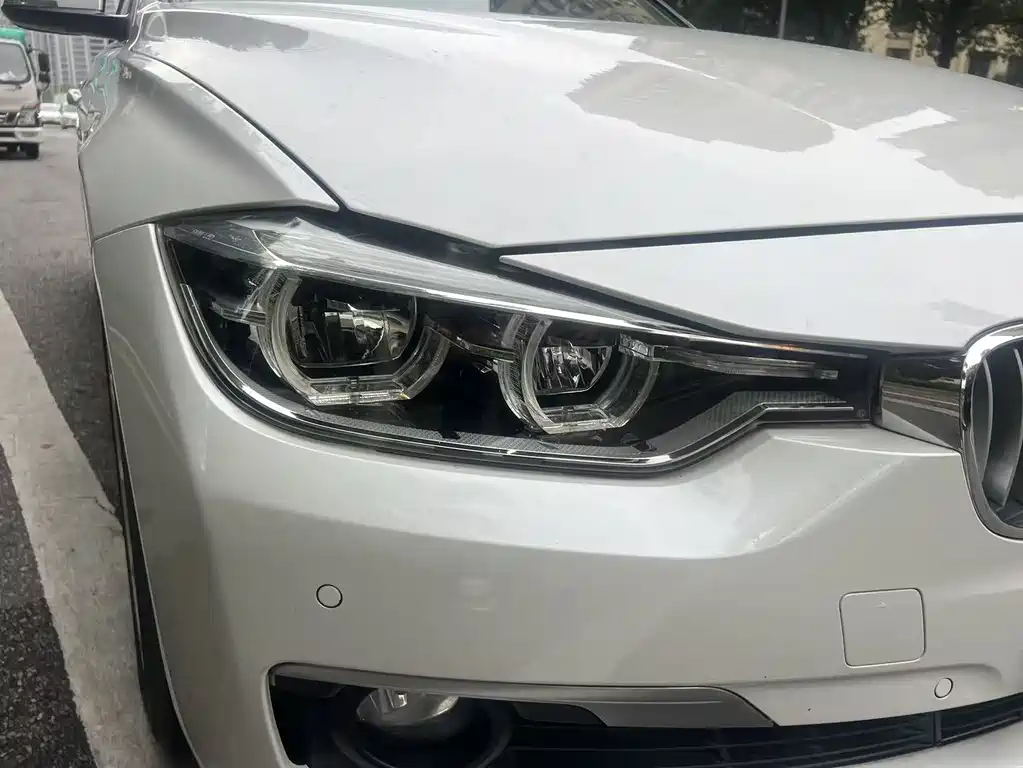 BMW 3 Series 2018 — фото 11
