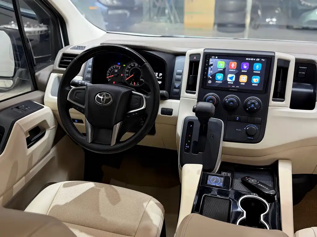 Toyota Hiace 2023 — фото 13