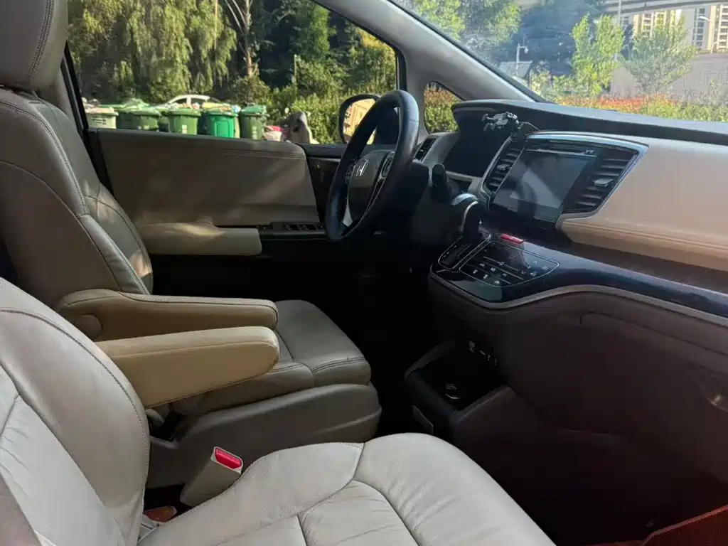 Honda Odyssey 2015 — фото 10