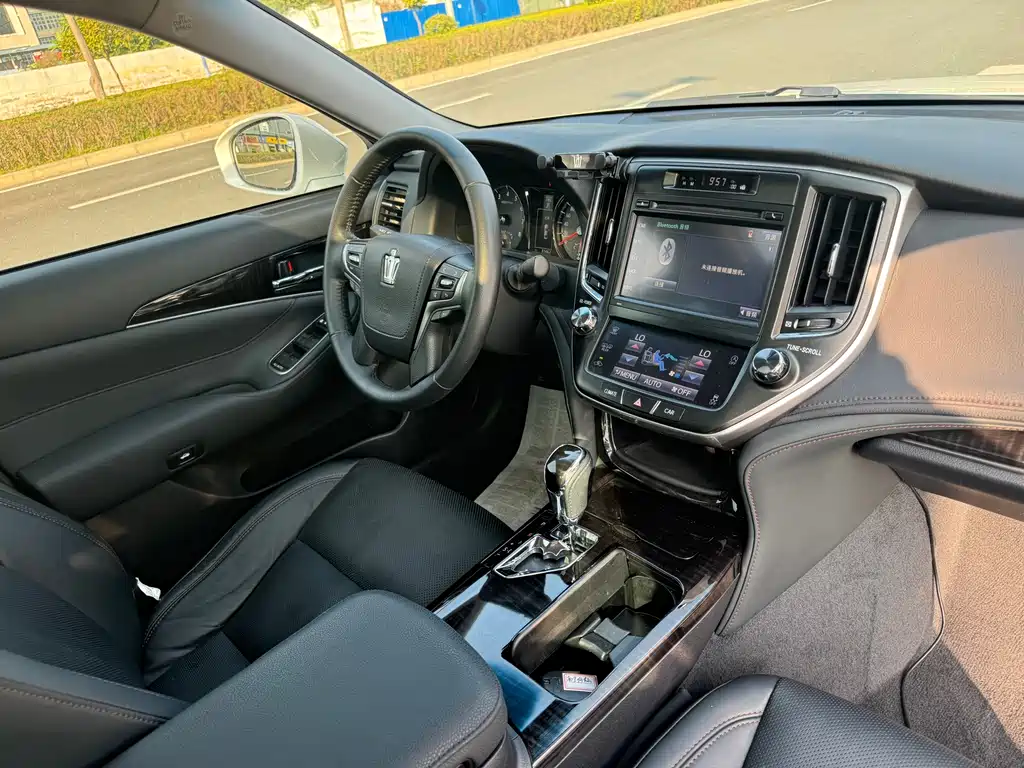 Toyota Crown 2016 — фото 13