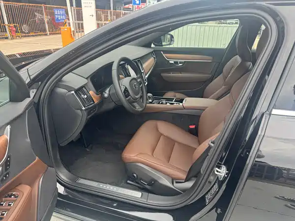 Volvo S90 Plug-In Hybrid 2025