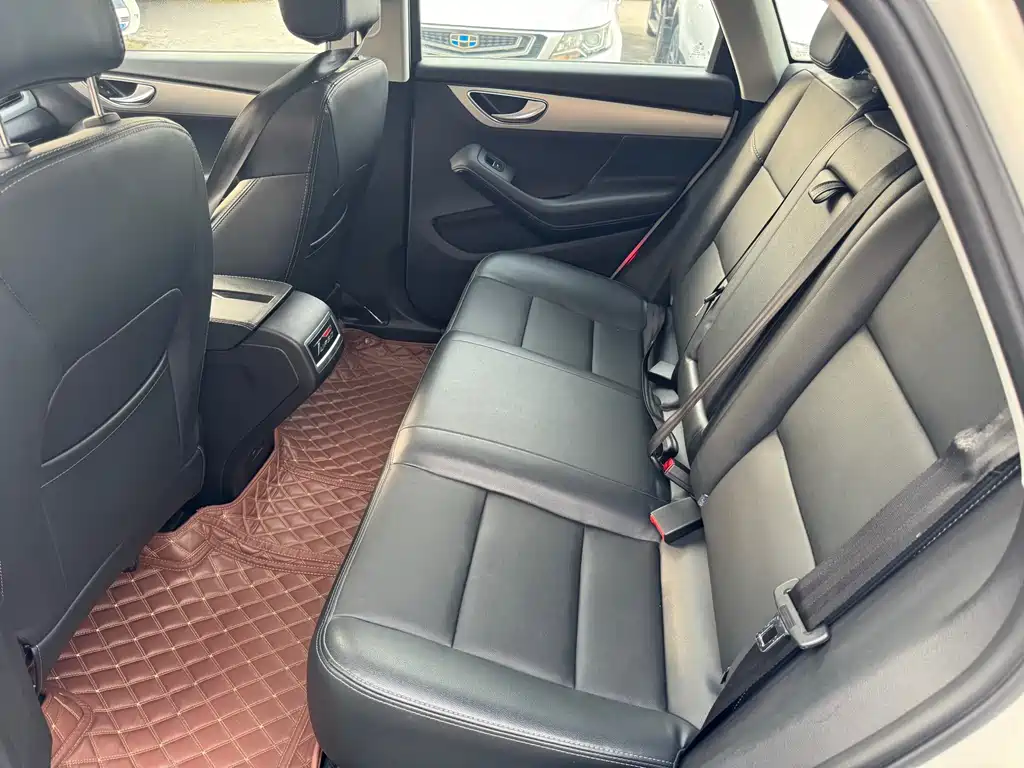 Zotye SR7 2016 — фото 10