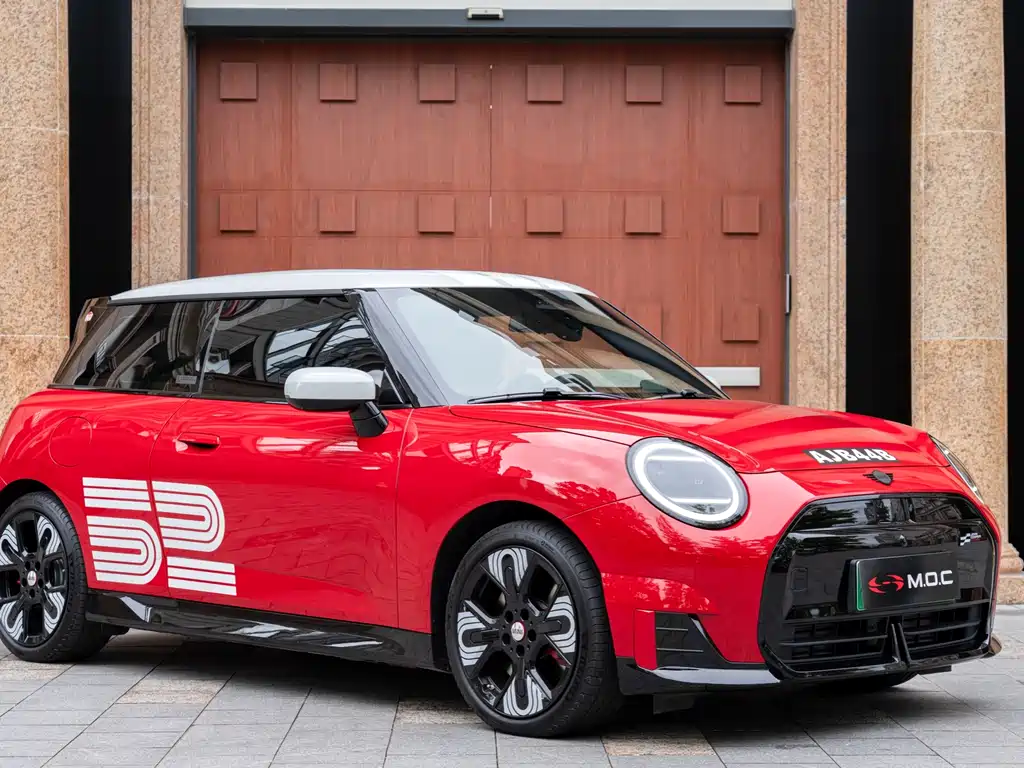 MINI JCW EV 2025 — фото 1