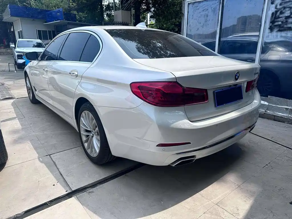 BMW 5 Series 2018 — фото 16