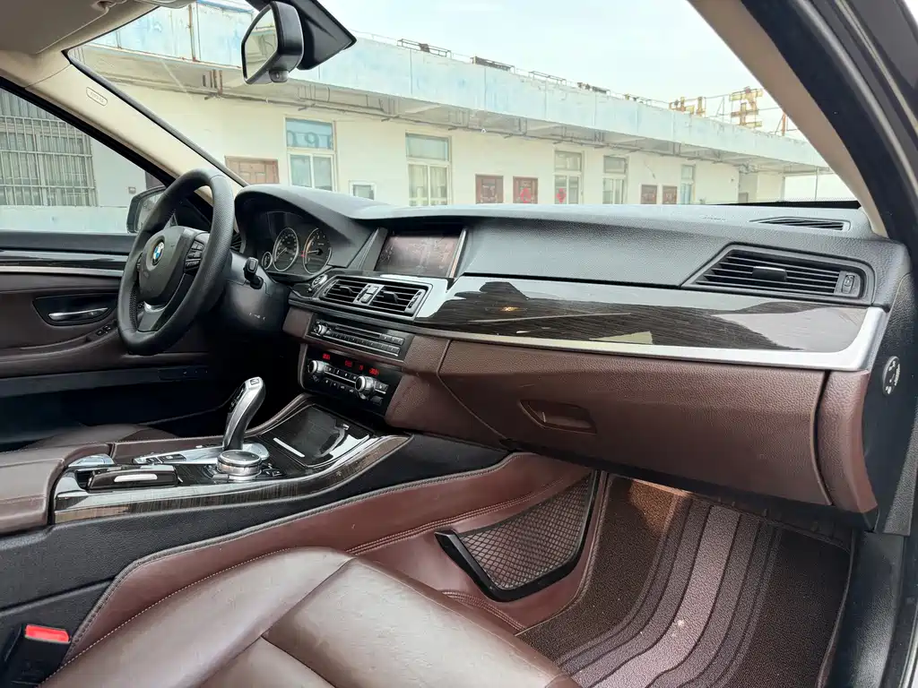 BMW 5 Series 2015 — фото 13