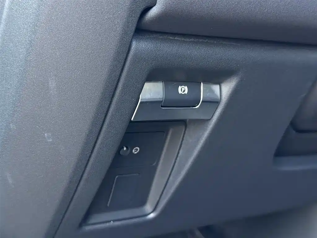 Land Rover Defender 2023 — фото 18