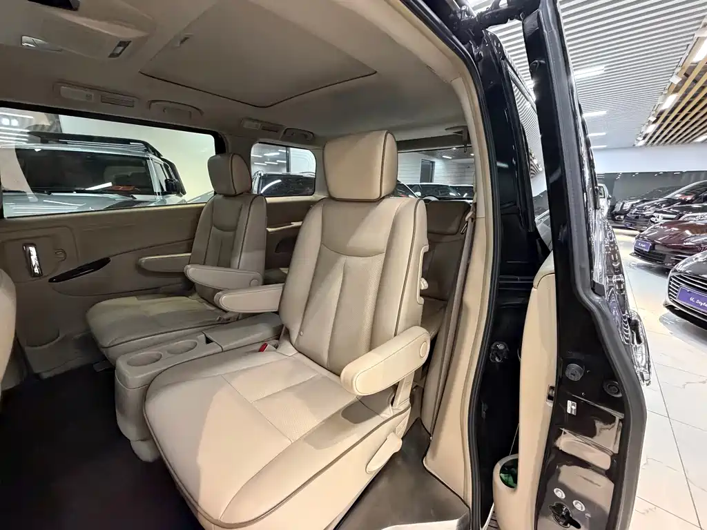 Nissan Quest 2016 — фото 13