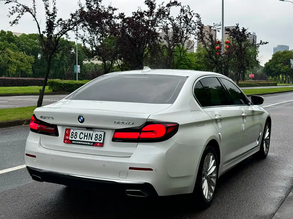 BMW 5 Series 2022 — фото 10