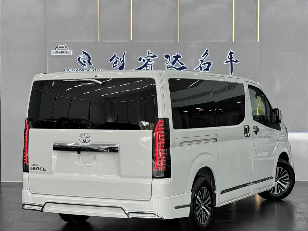 Toyota Hiace — фото 3