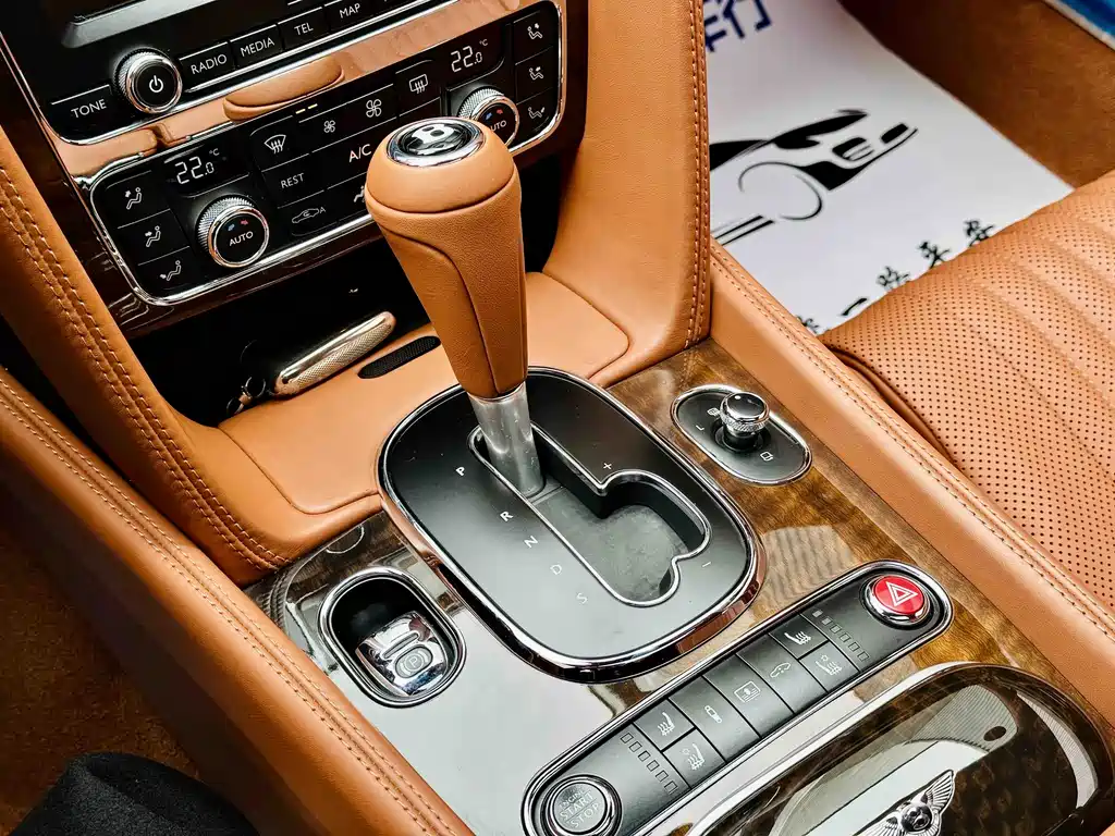 Bentley Flying Spur 2018 — фото 11