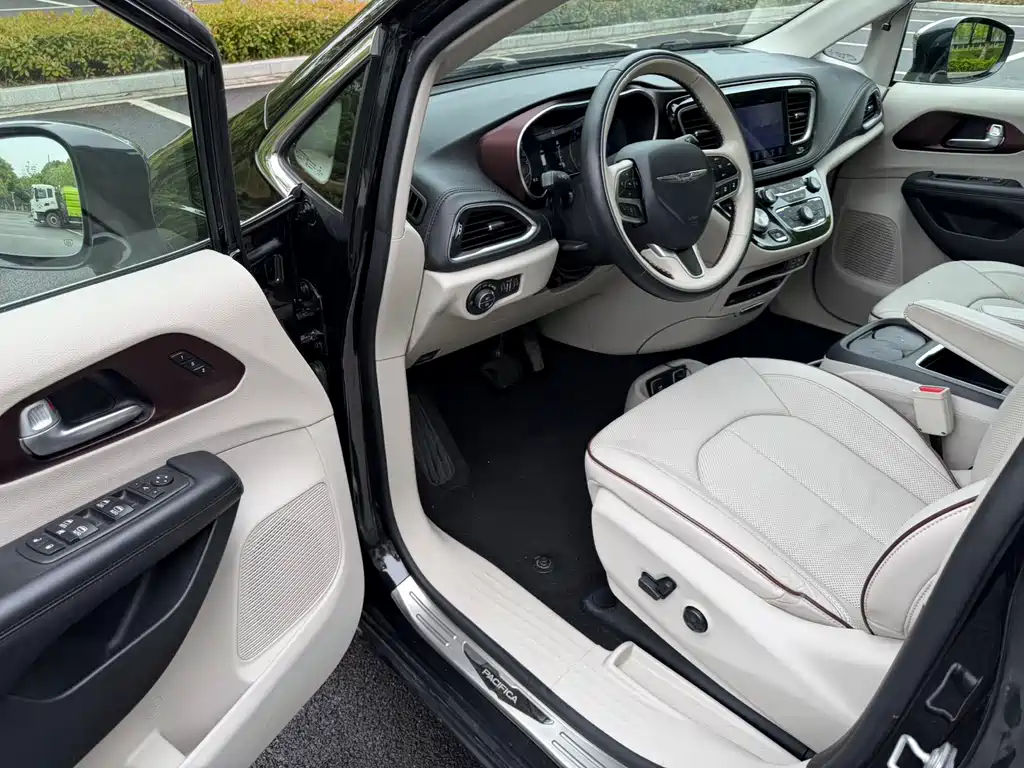 Chrysler Grand Voyager 2017 — фото 10