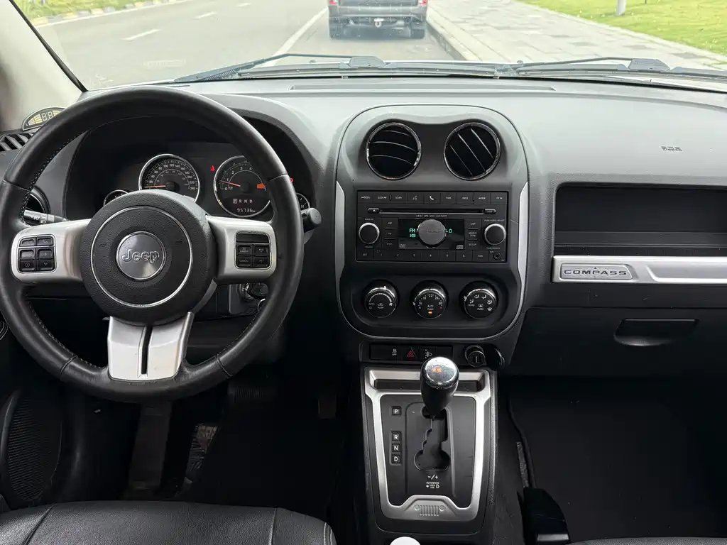 Jeep Compass 2015 — фото 9