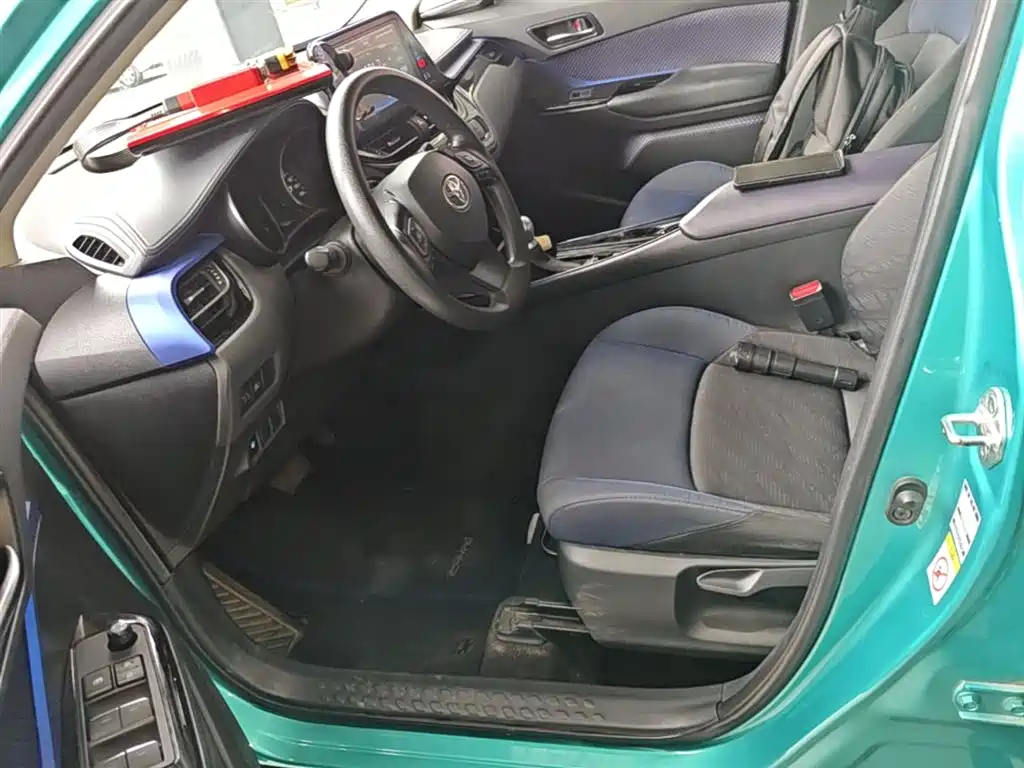 Toyota C-HR 2019 — фото 11