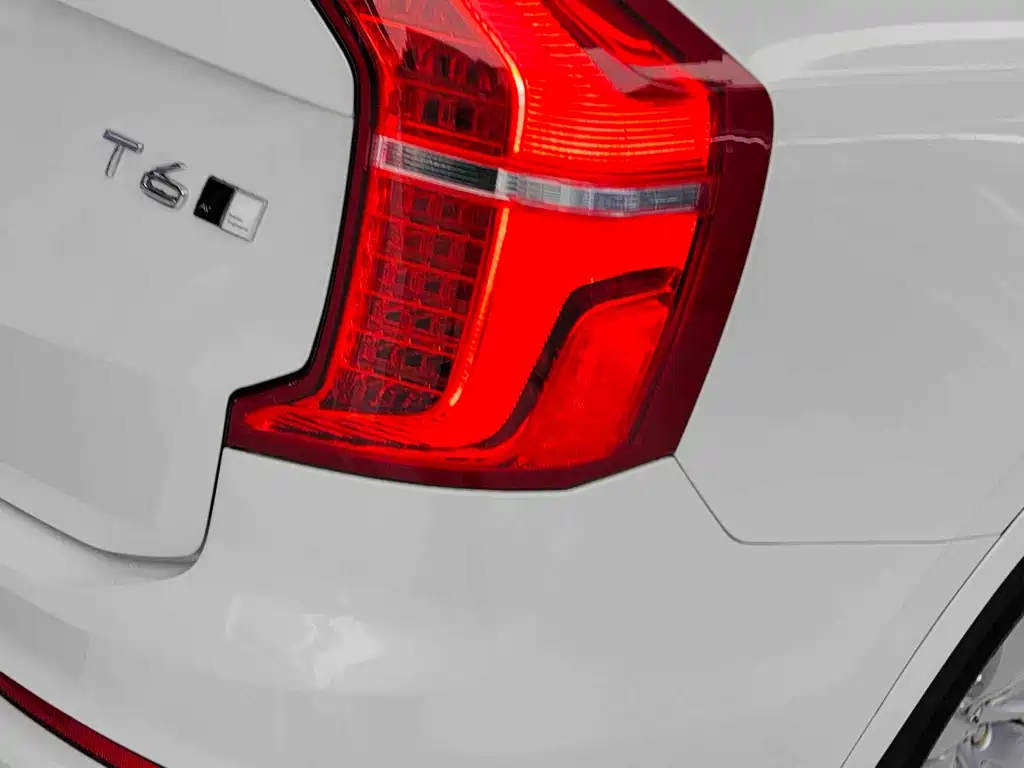 Volvo XC90 2018 — фото 19