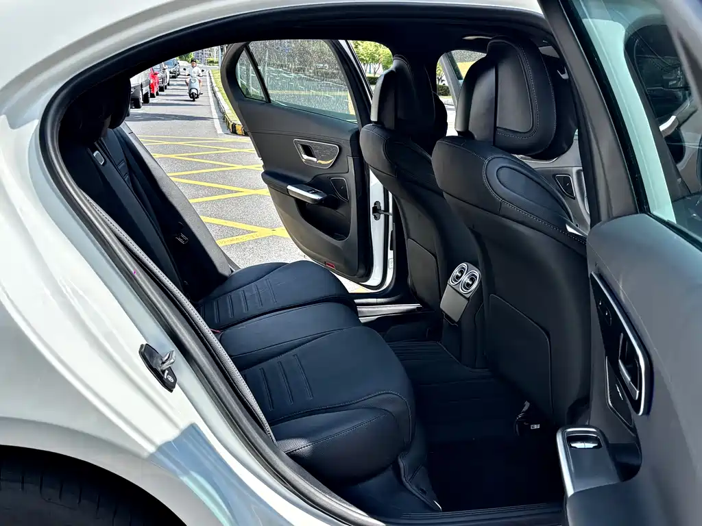 Mercedes-Benz C-Class 2025 — фото 11