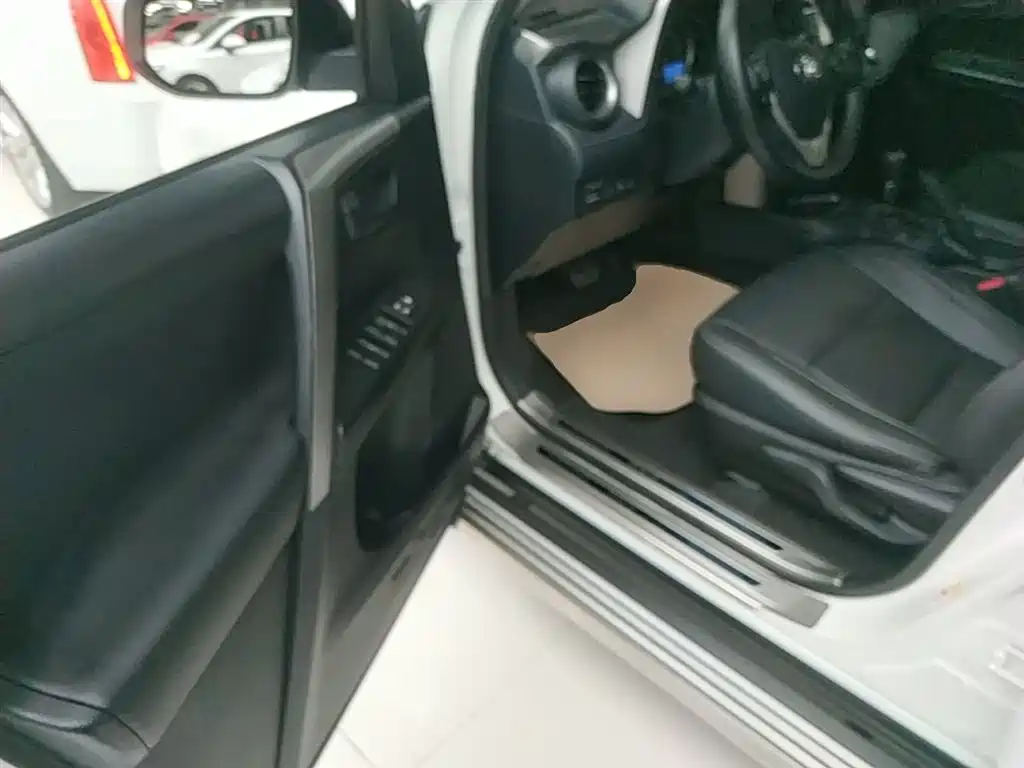Toyota RAV4 2016 — фото 16