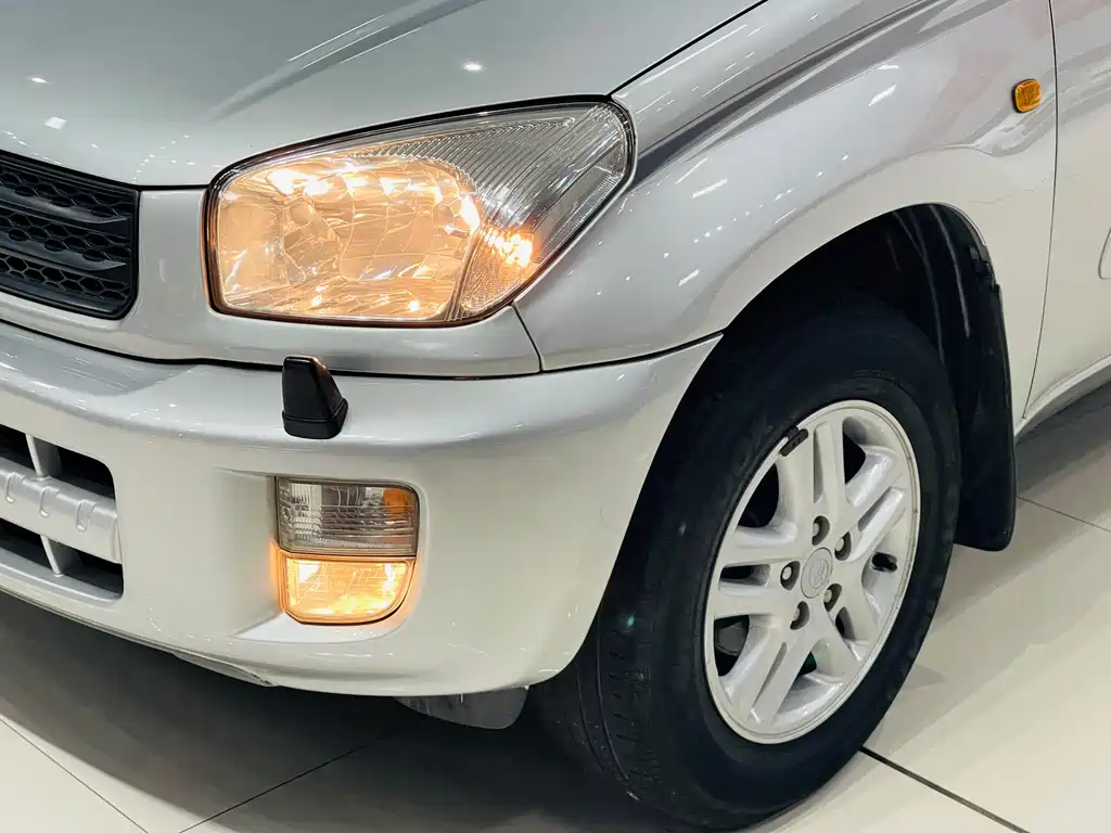 Toyota RAV4 2004 — фото 19