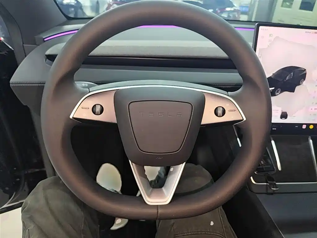 Tesla Model Y L 2025 — фото 11