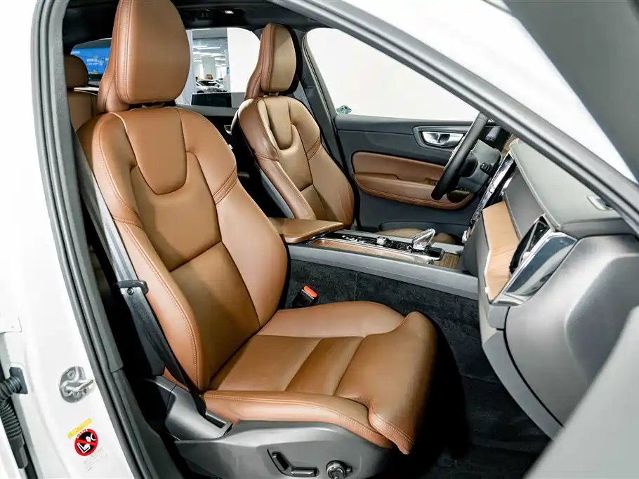 Volvo XC60 2023 — фото 19