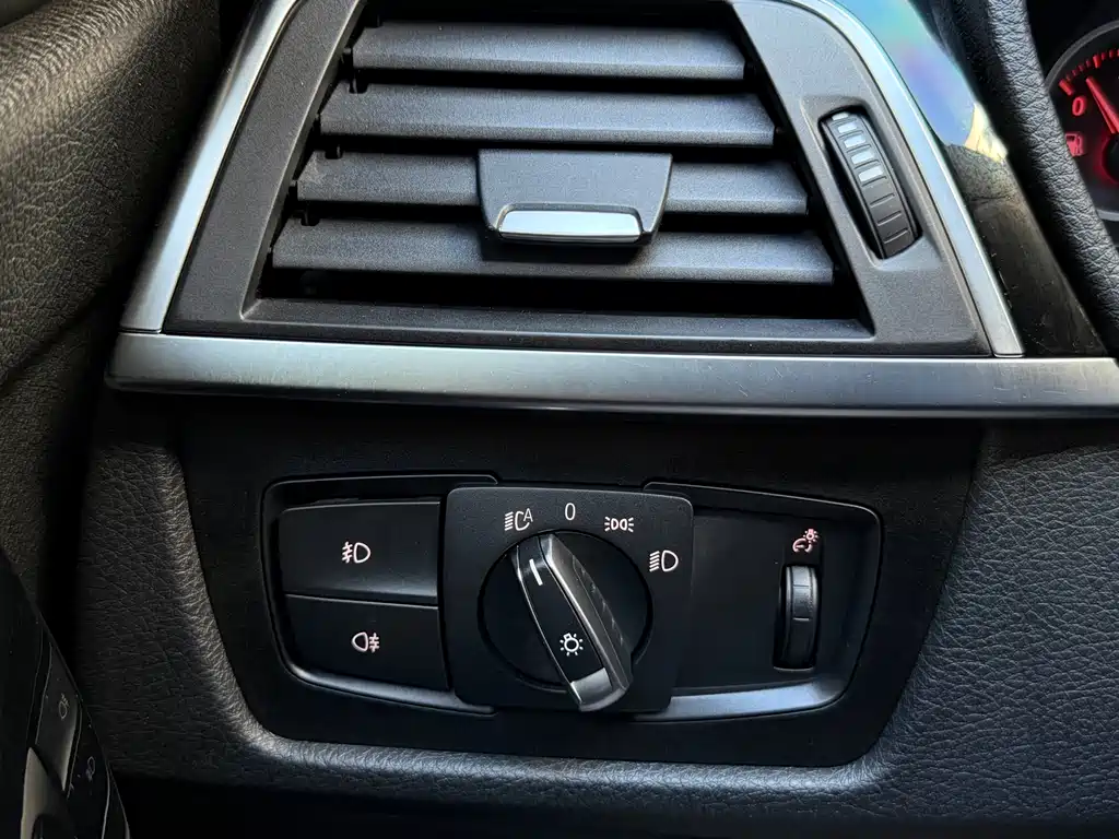 BMW 3 Series 2017 — фото 13