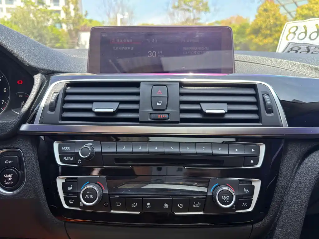 BMW 3 Series 2018 — фото 13