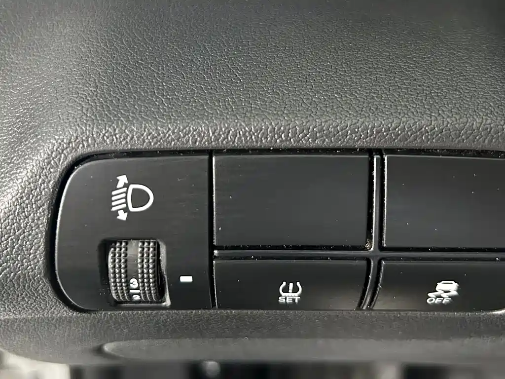 Hyundai Elantra 2023 — фото 12