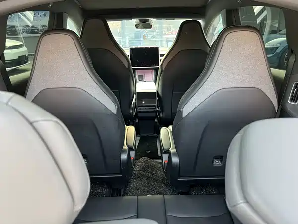 Tesla Model Y L 2025