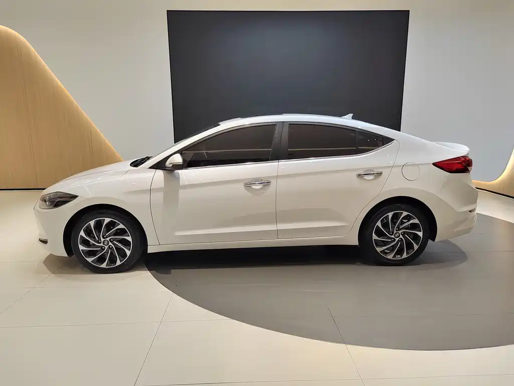 Hyundai Elantra 2020 — фото 4
