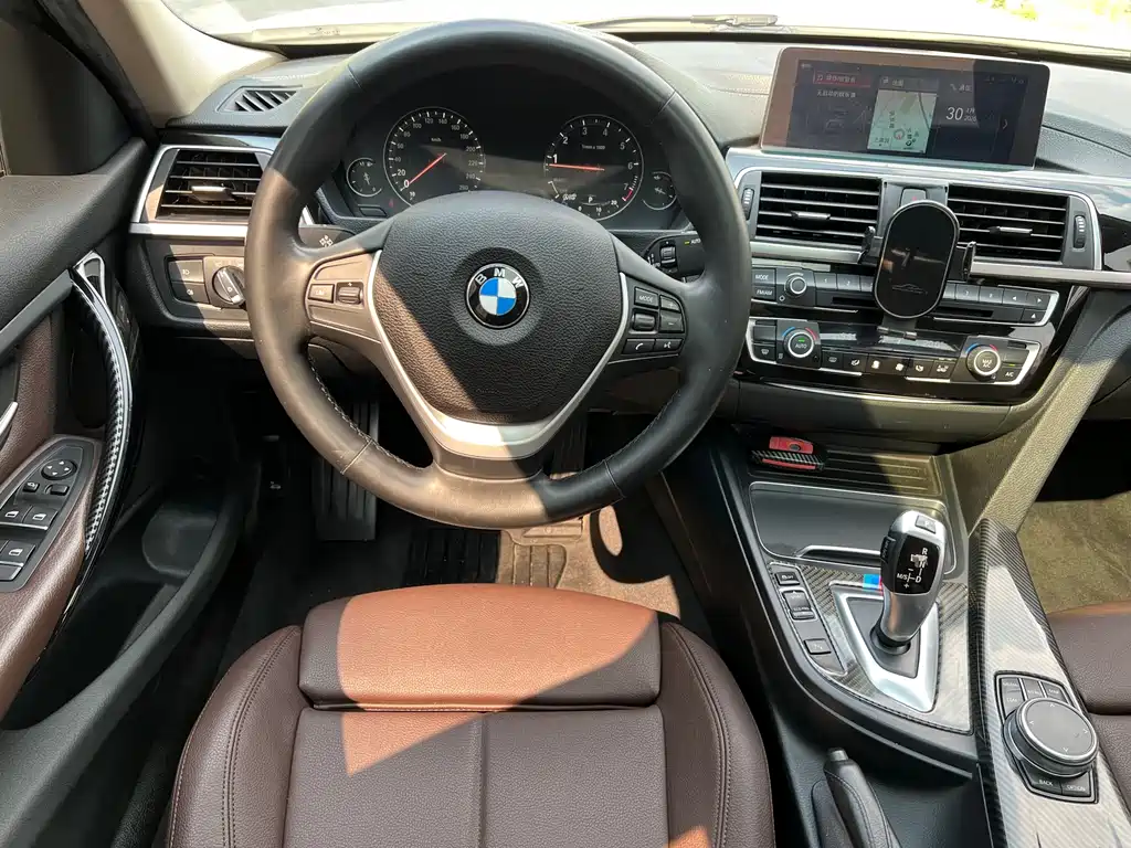 BMW 3 Series 2019 — фото 20