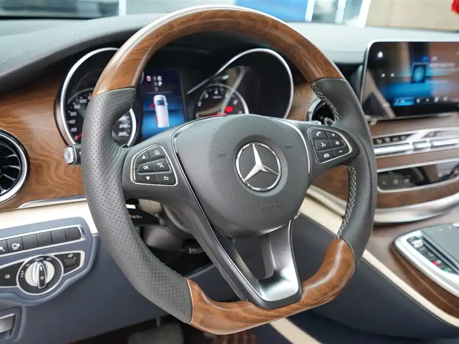 Mercedes-Benz V-Class 2023 — фото 7