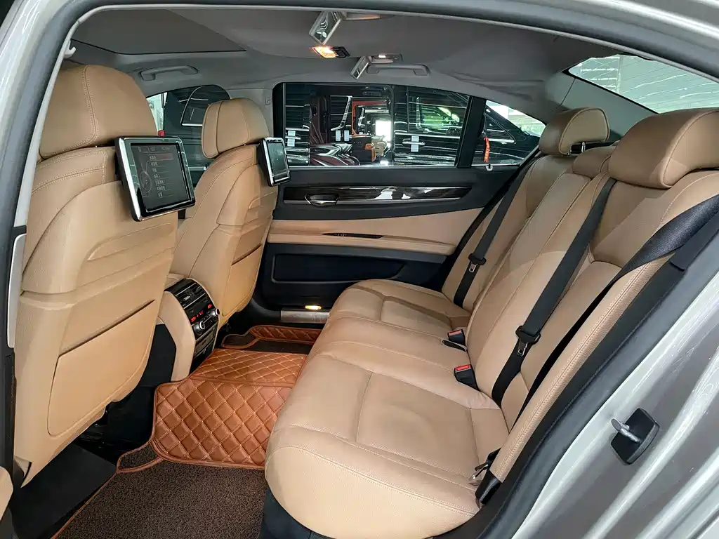 BMW 7 Series 2014 — фото 12