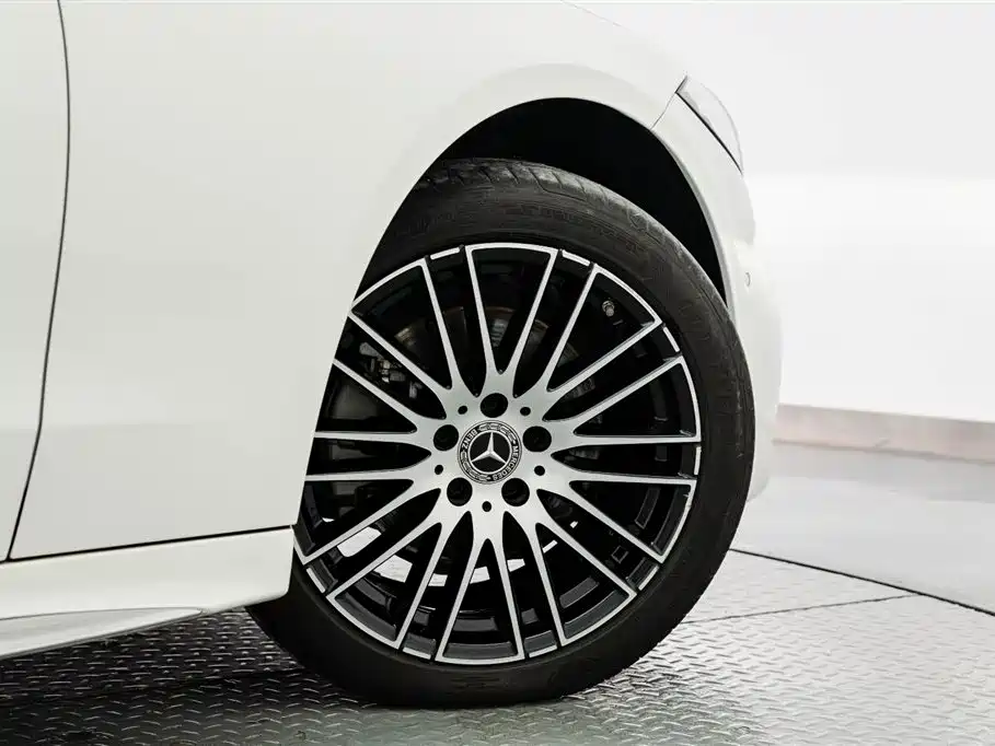 Mercedes-Benz C-Class 2023 — фото 17