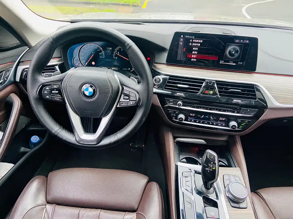 BMW 5 Series 2017 — фото 10