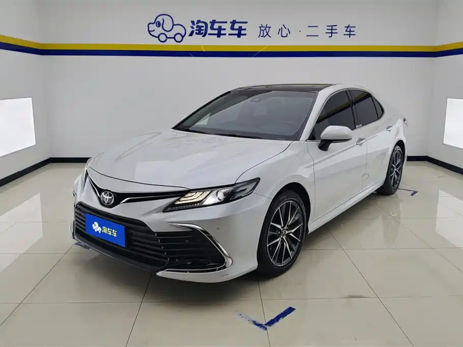 Toyota Camry 2022 — фото 1