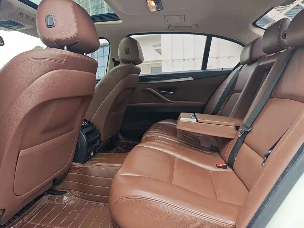 BMW 5 Series 2017 — фото 11