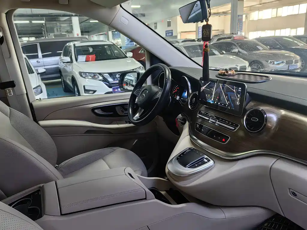 Mercedes-Benz V-Class 2022 — фото 13