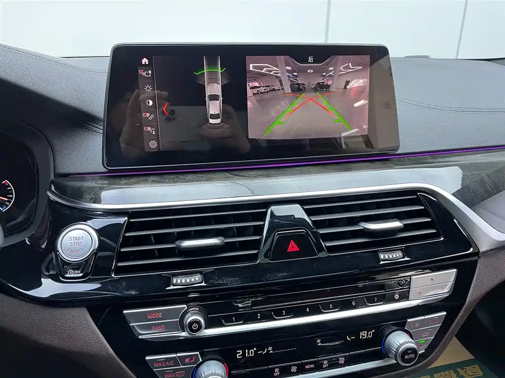 BMW 5 Series 2019 — фото 10